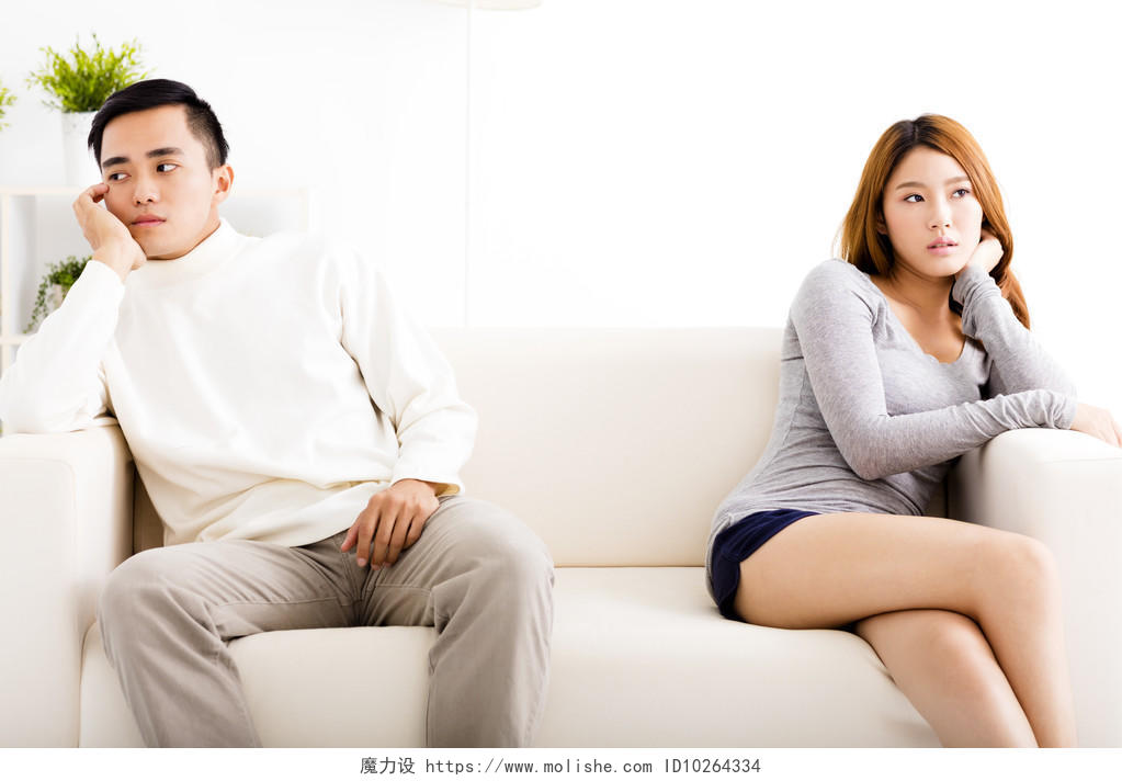 年轻夫妇坐在客厅沙发上思考